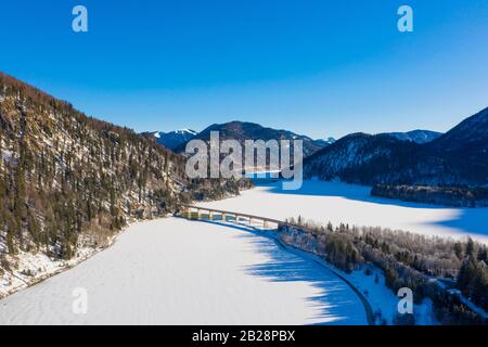 Brücke über Sylvensteinsee, Luftbild, Lenggries, Isarwinkel, Oberbayern, Bayern, Deutschland Stockfoto