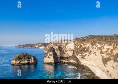Atuh-Klippen und Strand auf der Insel Nusa Penida, Bali, Indonesien Stockfoto