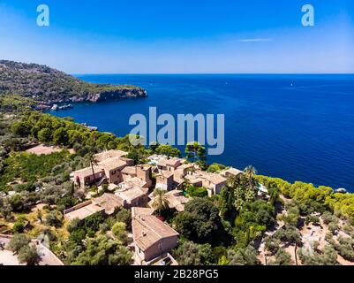 Luftbild, historisches Bergdorf an der Costa Dor, Urbanitzacio sa Cala, Serra de Tramuntana, Mallorca, Balearen, Spanien Stockfoto