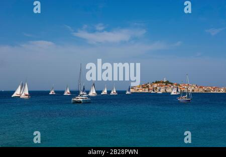 Segelboote, Primosten, Kroatische Adriaküste, Mittel-Dalmatien, Dalmatien, Kroatien Stockfoto