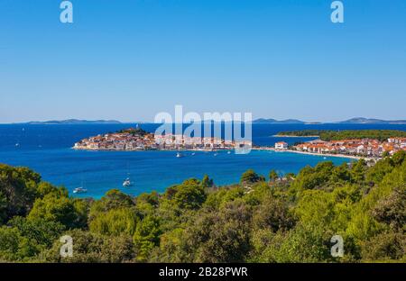 Segelboote, Primosten, Kroatische Adriaküste, Mittel-Dalmatien, Dalmatien, Kroatien Stockfoto