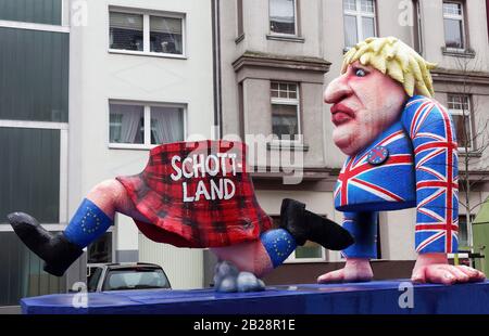 Der britische Premierminister Boris Johnson mit abgetrenntem Bauch nach Brexit, Schottland läuft zur EU, Papiermacherfigur, Jacques Tillys Themenwagen Stockfoto