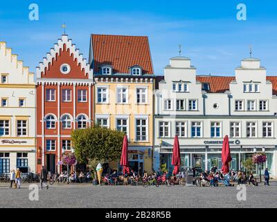 Eiscafe, giebelständige Häuser am Marktplatz, Altstadt, Greifswald, Hansestadt Mecklenburg-Vorpommern, Deutschland Stockfoto