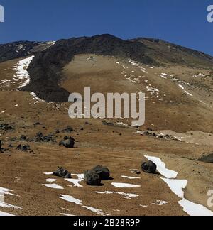 PAISAJE VOLCANICO CON NIEVE EN LA LAVA - FOTO DE LOS AÑOS 60. Lage: Außenansicht. ISLA. TENERIFFA. SPANIEN. Stockfoto