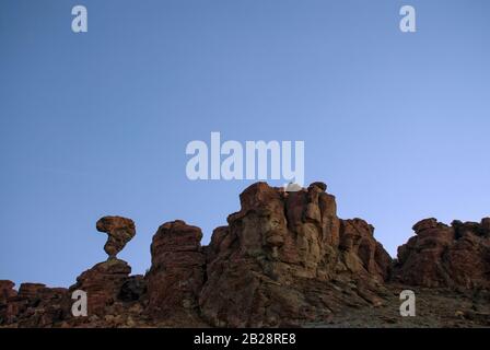 Balancierter Felsen am frühen Morgen Licht gegen den blauen Idaho-Himmel Stockfoto