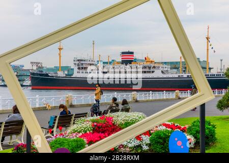 Yokohama, Japan - 21. April 2017: Hikawa Maru, ein japanischer Ozeandampfer, historische Touristenattraktion und ein Museumsschiff im ehemaligen Hafen von Yokohama See Stockfoto