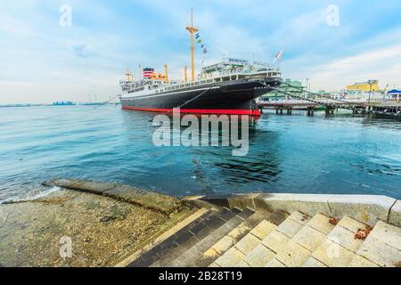 Yokohama, Japan - 21. April 2017: Hikawa Maru, ein japanischer Ozeandampfer, der im Yokohama-Yamashita-Park angedockt ist. Ist eine historische Touristenattraktion und ein Stockfoto