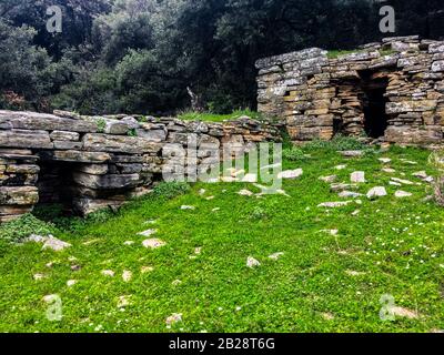 Drachenhaus auf der Insel Euböa, Griechenland. Drachenhäuser sind alte Häuser, die aus massiven Steinblöcken ohne Mörtel und großen Steinplatten für das Dach gebaut wurden. Stockfoto