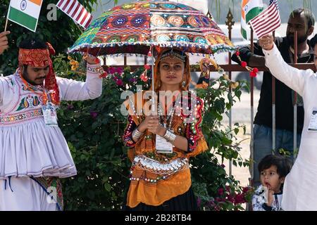 Ahmedabad, Indien. Februar 2020. Präsident Donald J. Trump und First Lady Melania Trump werden am Montag, den 24. Februar 2020, auf der Route des Motorkats in Ahmedabad, Indien, von Menschenmassen begrüßt und begrüßt. Personen: Präsident Donald J. Trump und First Lady Melania Trump Credit: Storms Media Group/Alamy Live News Stockfoto