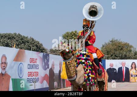 Ahmedabad, Indien. Februar 2020. Kulturschaffende auf dem Kamelback begrüßen Gäste, wenn sie zur Namaste Trump Rally Montag, 24. Februar 2020, im Motera Stadium in Ahmedabad, Indien, Kommen: Präsident Donald J. Trump und First Lady Melania Trump Credit: Storms Media Group/Alamy Live News Stockfoto