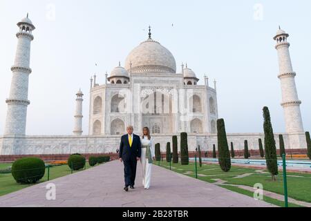 Ahmedabad, Indien. Februar 2020. Präsident Donald J. Trump und First Lady Melania Trump besuchen den Taj Mahal Montag, 24. Februar 2020, in Agra, Indien. Personen: Präsident Donald J. Trump, First Lady Melania Trump Credit: Storms Media Group/Alamy Live News Stockfoto