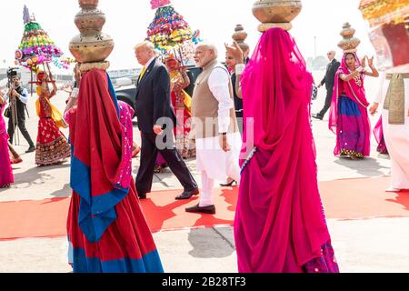 Ahmedabad, Indien. Februar 2020. Kulturschaffende erwarten die Ankunft von Präsident Donald J. Trump und First Lady Melania Trump am Sardar Vallabhbhai Patel International Airport Montag, 24. Februar 2020, in Ahmedabad, Indien: Präsident Donald Trump, First Lady Melania Trump Credit: Storms Media Group/Alamy Live News Stockfoto