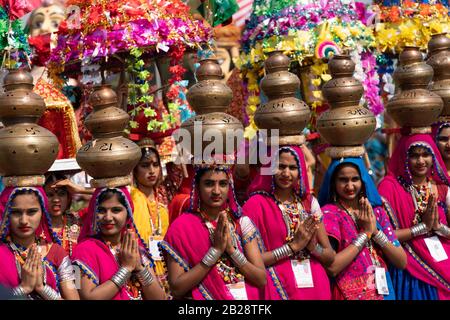 Ahmedabad, Indien. Februar 2020. Kulturschaffende erwarten die Ankunft von Präsident Donald J. Trump und First Lady Melania Trump am Sardar Vallabhbhai Patel International Airport Montag, 24. Februar 2020, in Ahmedabad, Indien. Personen: Präsident Donald Trump, First Lady Melania Trump Credit: Storms Media Group/Alamy Live News Stockfoto