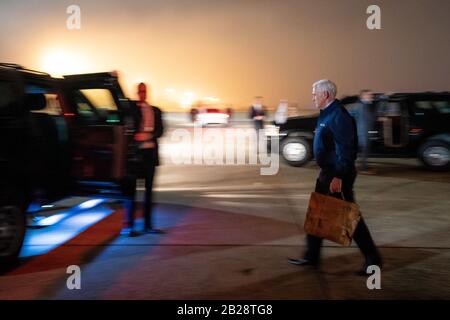 Lansing, Vereinigte Staaten Von Amerika. Februar 2020. Vizepräsident Mike Pence geht zur Motorkade, nachdem er Air Force Two in Joint Base Andrews, Md. Tuesday, 25. Februar 2020, auf dem Weg zur Vice PresidentÕs Residenz in Washington, D.C People: Vice President Mike Pence Credit: Storms Media Group/Alamy Live News, aus der Luft Genommen hat Stockfoto