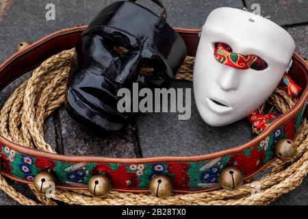 Blick auf traditionelle italienische Masken von Mamuthones und Issohadores Charakter Stockfoto