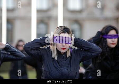 Bukarest, Rumänien - 1. März 2020: Frauen nehmen an einem feministischen Flashmob in der Innenstadt von Bukarest Teil. Stockfoto