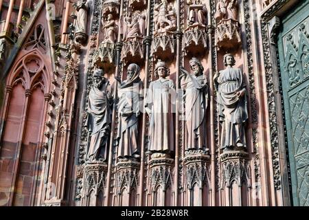 Figuren im Stil der Gotik am Hauptportal der Westfassade des berühmten Straßburger Doms in Frankreich. Die Jamb-Statuen stellen katholische Propheten dar, Frankreich Stockfoto