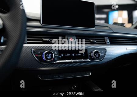 Bedieneinheit für Klimaautomatik. Fahrzeuginnenraum Stockfoto