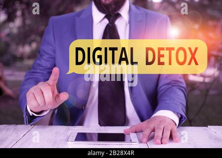 Digitaler Handschriftertext Detox. Der Zeitraum für konzeptionelle Fotos während einer Demonstration verhindert, dass der Geschäftsmann von Gadgets mit einem Zeigefinger in fr verwendet wird Stockfoto
