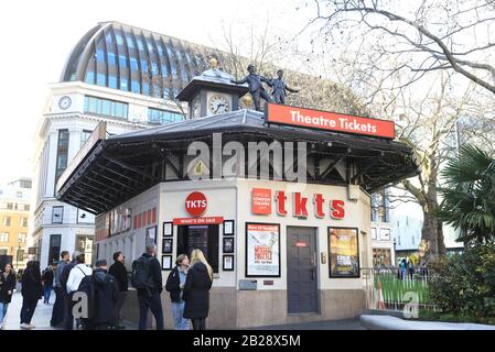 Bronzestatue des Comedy-Duos Lauren & Hardy über dem Ticketkiosk am Leicester Square installiert, um Londons Filmindustrie 2020, Großbritannien, zu feiern Stockfoto