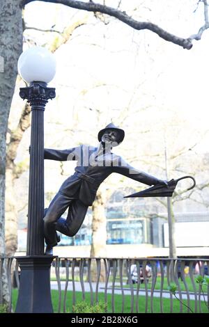 Die Bronzestatue von Gene Kelly, die von einem Lampenpfosten schwingt, der auf dem Leicester Square installiert ist, um die Londoner Filmindustrie 2020, Großbritannien, zu feiern Stockfoto