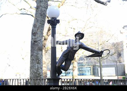 Die Bronzestatue von Gene Kelly, die von einem Lampenpfosten schwingt, der auf dem Leicester Square installiert ist, um die Londoner Filmindustrie 2020, Großbritannien, zu feiern Stockfoto