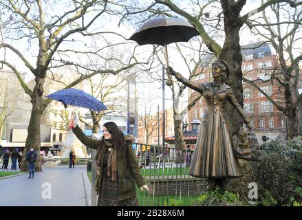 Bronzestatue von Mary Poppins mit ihrem Brüllchen auf dem Leicester Square, um Londons Filmindustrie 2020, Großbritannien, zu feiern Stockfoto