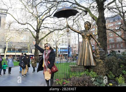 Bronzestatue von Mary Poppins mit ihrem Brüllchen auf dem Leicester Square, um Londons Filmindustrie 2020, Großbritannien, zu feiern Stockfoto