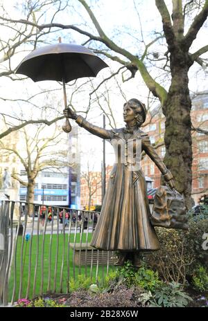 Bronzestatue von Mary Poppins mit ihrem Brüllchen auf dem Leicester Square, um Londons Filmindustrie 2020, Großbritannien, zu feiern Stockfoto