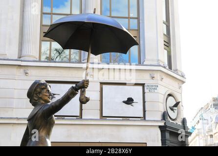 Bronzestatue von Mary Poppins mit ihrem Brüllchen auf dem Leicester Square, um Londons Filmindustrie 2020, Großbritannien, zu feiern Stockfoto