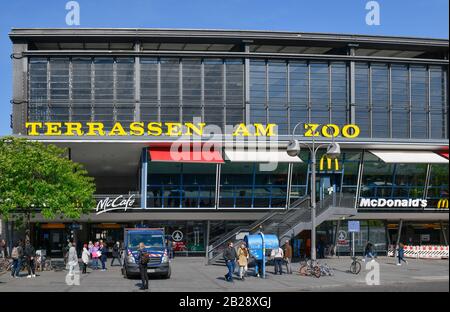 Terrassen am Zoo, McDonald's, Bahnhof Zoo Schloss Charlottenburg Berlin Deutschland Stockfoto