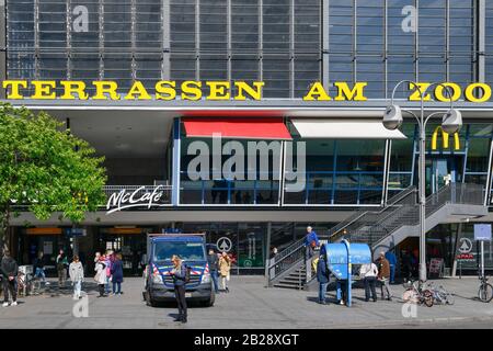 Terrassen am Zoo, McDonald's, Bahnhof Zoo Schloss Charlottenburg Berlin Deutschland Stockfoto
