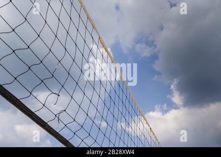 Harrisburg, North Carolina, USA. Februar 2020. Generische Ansichten eines Volleyballnetzes gegen einen blauen Himmel (Credit Image: © Walter G Arce Sr Grindstone Medii/ASP) Stockfoto