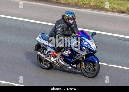 Suzuki Hayabusa Motorrad; Fahrzeugverkehr, zwei Radwege, Bewegung, Bewegung, Umzugswege, britische Straßen, moderner Motorradfahrer auf der Autobahn M6, Manchester, Großbritannien Stockfoto