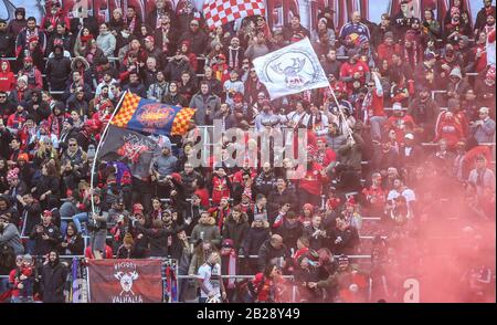 Harrison, NJ, USA. März 2020. Fans reagieren auf ein Tor von New York während eines MSL-Spiels zwischen dem FC Cincinnati und den New York Red Bulls in der Red Bull Arena in Harrison, NJ. Mike Langish/CSM/Alamy Live News Stockfoto
