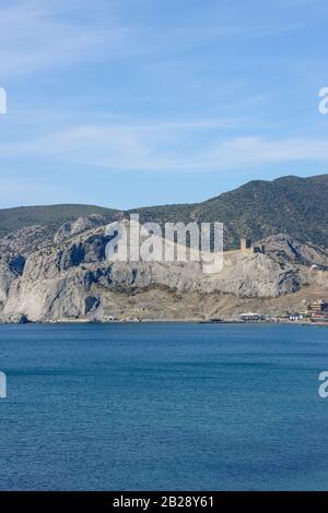 Blick auf die alte Festung der Genuesen auf dem Perchem Berggrund vom Westhang des kaps Alchak in Sudak, Krim, Russland. Stockfoto