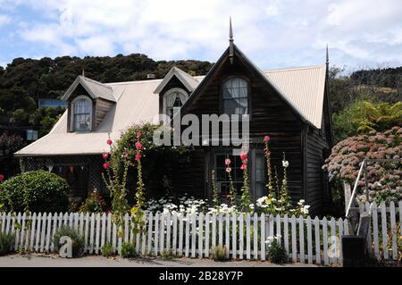 Historisches altes Fachwerkhaus aus dem 19. Jahrhundert in Akaroa, einer kleinen historischen Stadt auf der Banks Peninsula, Südinsel, Neuseeland. Stockfoto