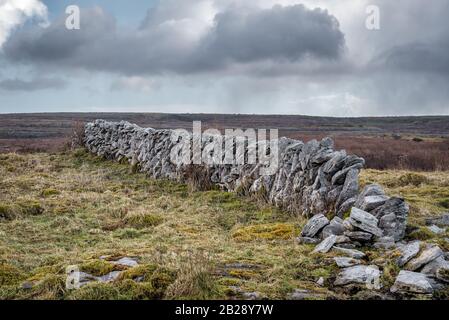 Ruinen einer alten Steinmauer im Burren des County Clare in Irland Stockfoto