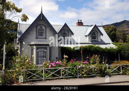 Historisches altes Fachwerkhaus aus dem 19. Jahrhundert in Akaroa, einer kleinen historischen Stadt auf der Banks Peninsula, Südinsel, Neuseeland. Stockfoto