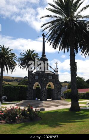 Das Kriegsdenkmal in der kleinen Stadt Akaroa auf der Banks Peninsula auf der Südinsel Neuseelands. Stockfoto