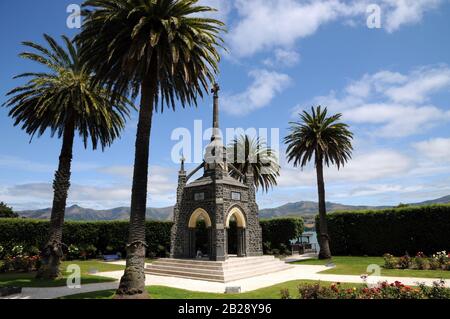 Das Kriegsdenkmal in der kleinen Stadt Akaroa auf der Banks Peninsula auf der Südinsel Neuseelands. Stockfoto