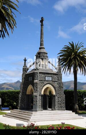 Das Kriegsdenkmal in der kleinen Stadt Akaroa auf der Banks Peninsula auf der Südinsel Neuseelands. Stockfoto