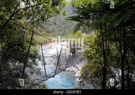 Die Cässspool-Swing-Brücke bietet eine interessante Überquerung des Arahura River im neuseeländischen Westland District. Stockfoto