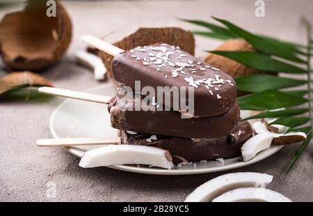 Kokosnusspopskel in Schokoladenglasur Stockfoto