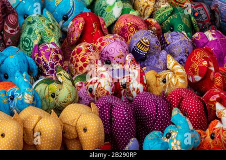 Eine Auswahl an farbenfrohen handgefertigten tou-Elefanten wird an einem Geschenkelstall auf einem Markt in Bangkok, Thailand, asien ausgestellt. Stockfoto