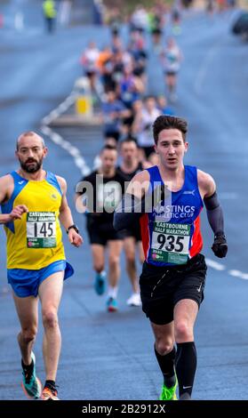 Eastbourne, East Sussex, Großbritannien. März 2020. Läufer treten im Eastbourne-Halbmarathon rund um diesen anspruchsvollen Kurs am Meer an. Stockfoto