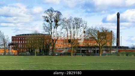 The Horlicks Factory, Slough, Berkshire, Großbritannien vom Salt Hill Park aus gesehen. Im Spätswinter. Stockfoto