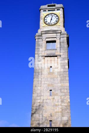Der Uhrenturm, der William Cocker gewidmet ist, in Stanley Park, Blackpool, Lancashire, Großbritannien, Vor einem blauen Himmel Stockfoto