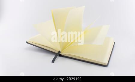 Öffnen Sie das Buch auf weißem Hintergrund in der Draufsicht. Leerzeichen für Text. Nahaufnahme. Stockfoto