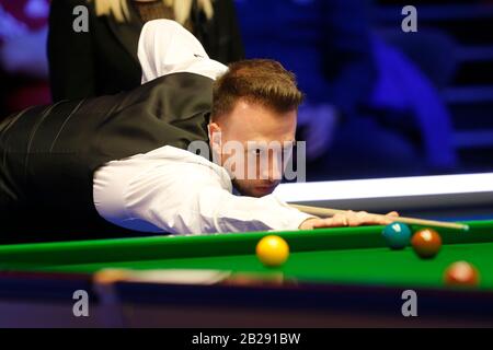 Waterfront, Southport, Merseyside, Großbritannien. März 2020. World Snooker Championship, Coral Players Championship; Judd Trump (eng) an der Tabelle während seines Finales gegen Yan Bingtao (CHN) Credit: Action Plus Sports/Alamy Live News Stockfoto